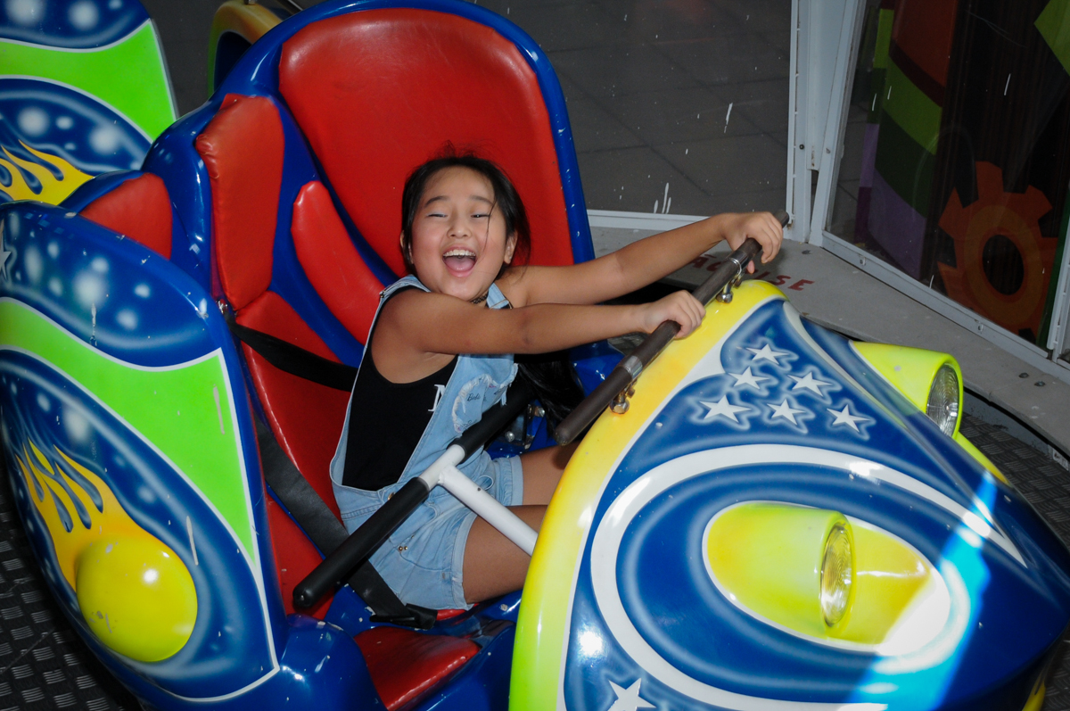 emoção no brinquedo jornadas nas estrelas no Buffet Fábrica da Alegria,festa infantil, aniversário infantil, fotografia infantil,aniversariante Karina 6 anos tema da festa Pet