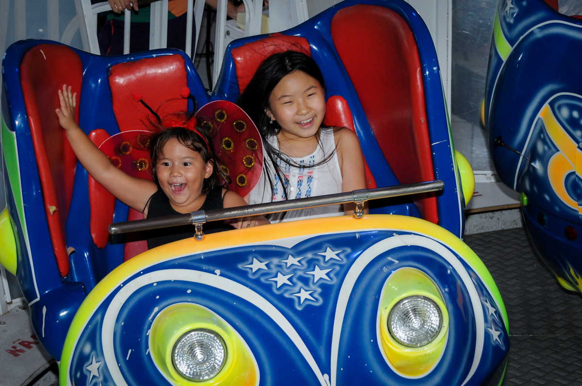 emoção no brinquedo jornada nas estrelas no Buffet Fábrica da Alegria,festa infantil, aniversário infantil, fotografia infantil,aniversariante Karina 6 anos tema da festa Pet