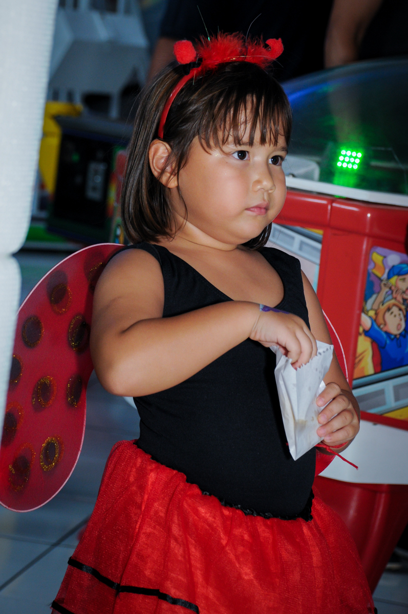 comendo pipoca no Buffet Fábrica da Alegria,festa infantil, aniversário infantil, fotografia infantil,aniversariante Karina 6 anos tema da festa Pet