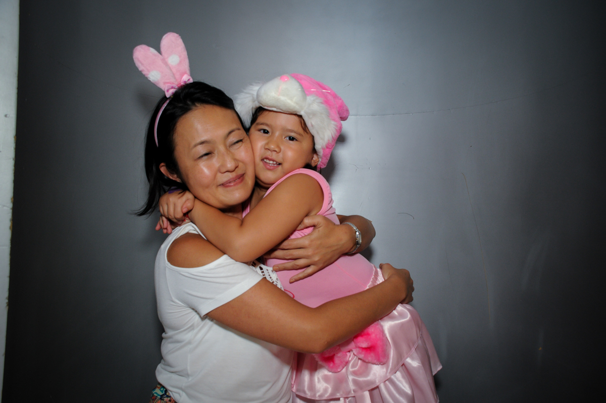 saindo da máquina do parabéns no Buffet Fábrica da Alegria,festa infantil, aniversário infantil, fotografia infantil,aniversariante Karina 6 anos tema da festa Pet