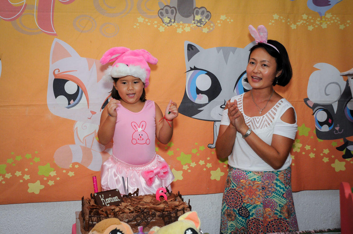 alegria no parabéns no Buffet Fábrica da Alegria,festa infantil, aniversário infantil, fotografia infantil,aniversariante Karina 6 anos tema da festa Pet