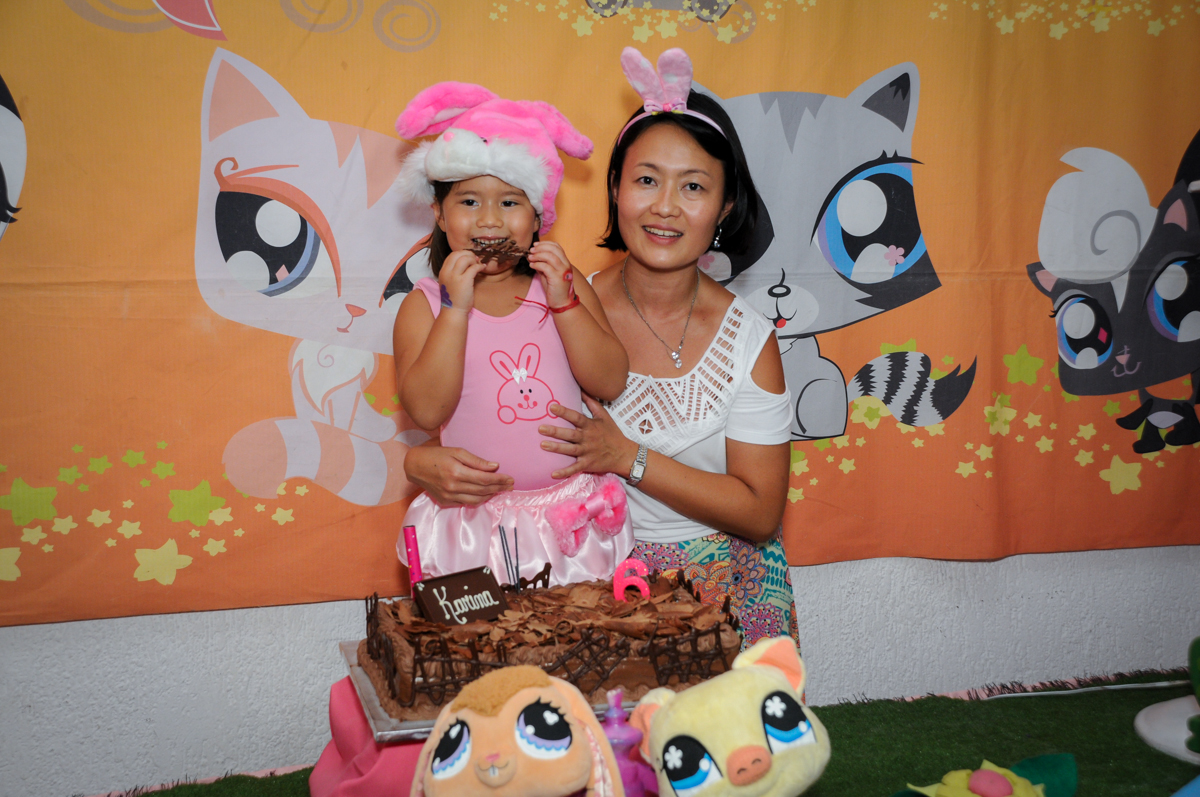 comendo chocolate do bolo no Buffet Fábrica da Alegria,festa infantil, aniversário infantil, fotografia infantil,aniversariante Karina 6 anos tema da festa Pet