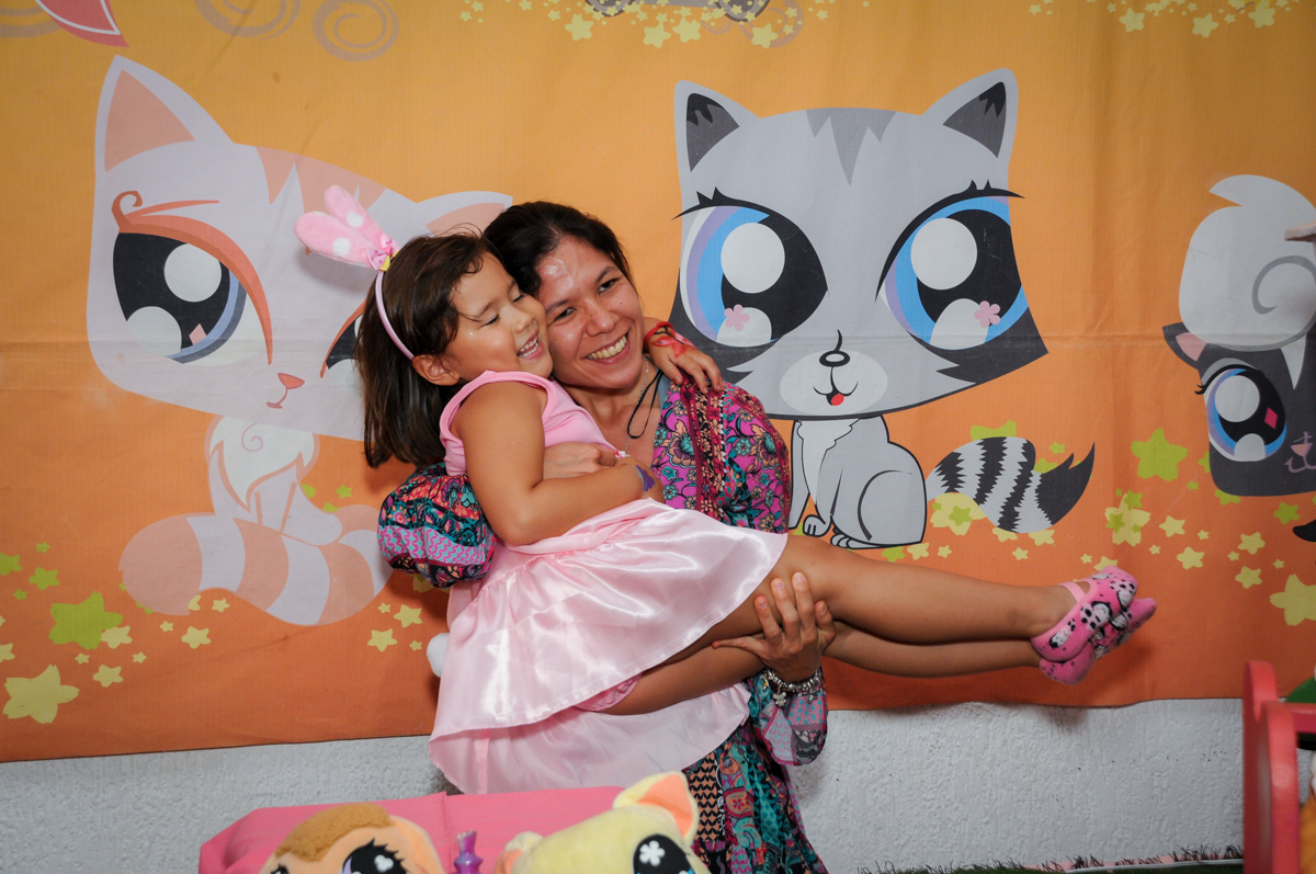 bagunça na hora do parabésn no Buffet Fábrica da Alegria,festa infantil, aniversário infantil, fotografia infantil,aniversariante Karina 6 anos tema da festa Pet