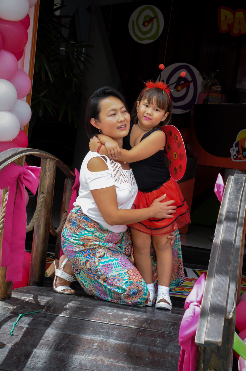 fotografia mãe e filha no Buffet Fábrica da Alegria,festa infantil, aniversário infantil, fotografia infantil,aniversariante Karina 6 anos tema da festa Pet