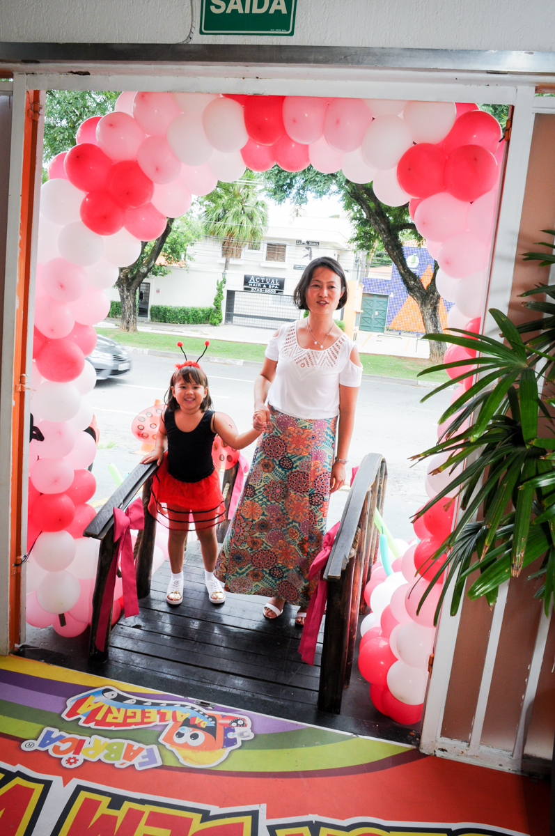entrada da aniversariante com a mãe com a aniversatine no Buffet Fábrica da Alegria,festa infantil, aniversário infantil, fotografia infantil,aniversariante Karina 6 anos tema da festa Pet