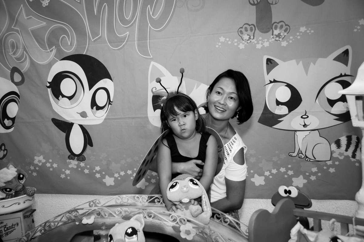 fotografia da aniversariante na mesa decorada no Buffet Fábrica da Alegria,festa infantil, aniversário infantil, fotografia infantil,aniversariante Karina 6 anos tema da festa Pet