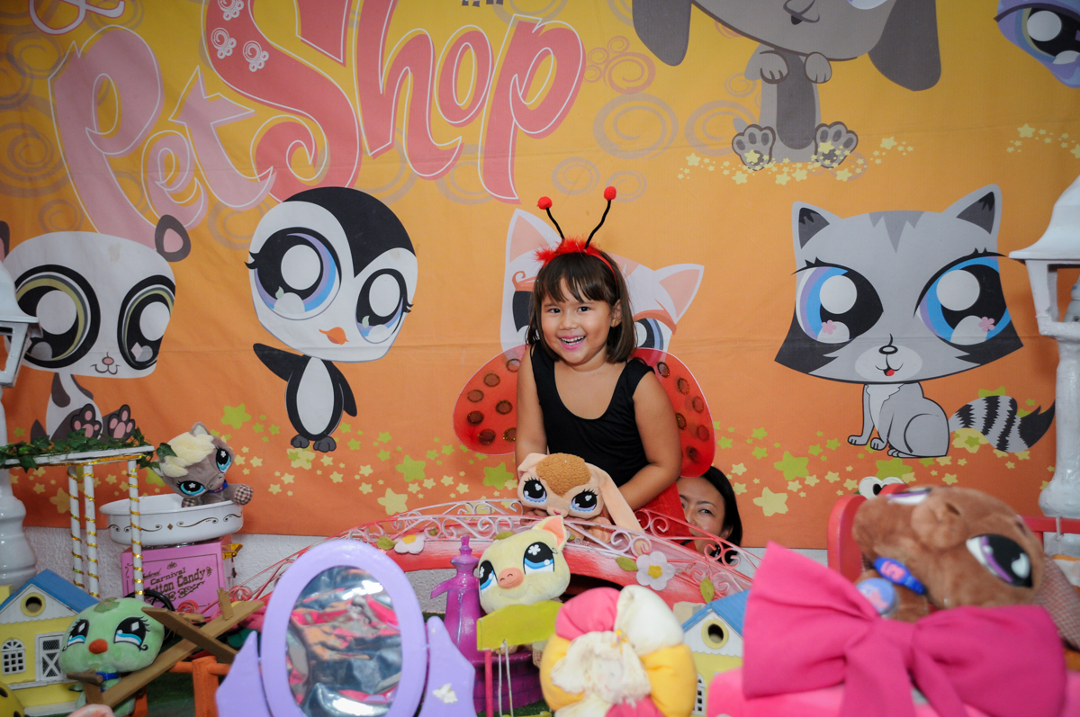 aniversariante animada para fazer a foto no Buffet Fábrica da Alegria,festa infantil, aniversário infantil, fotografia infantil,aniversariante Karina 6 anos tema da festa Pet