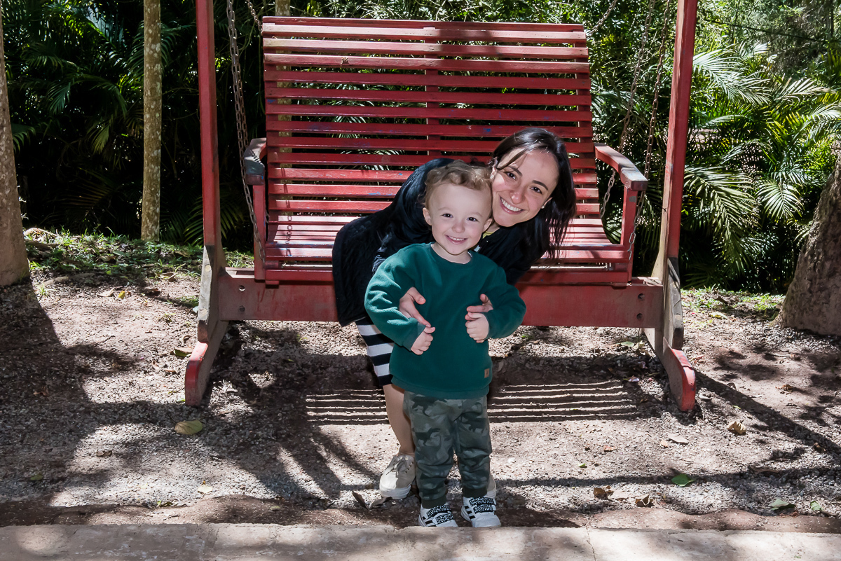 o amiguinho sendo fotografado com sua mãe