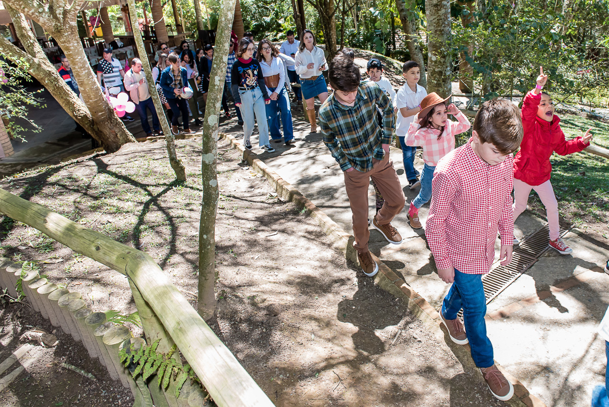 os convidados percorrem o espaço maravilhoso, com uma natureza linda