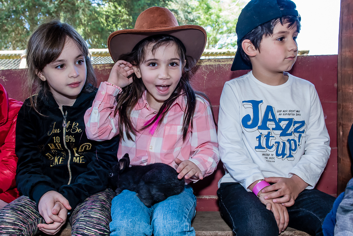 mirela se diverte muito com os amiguinhos