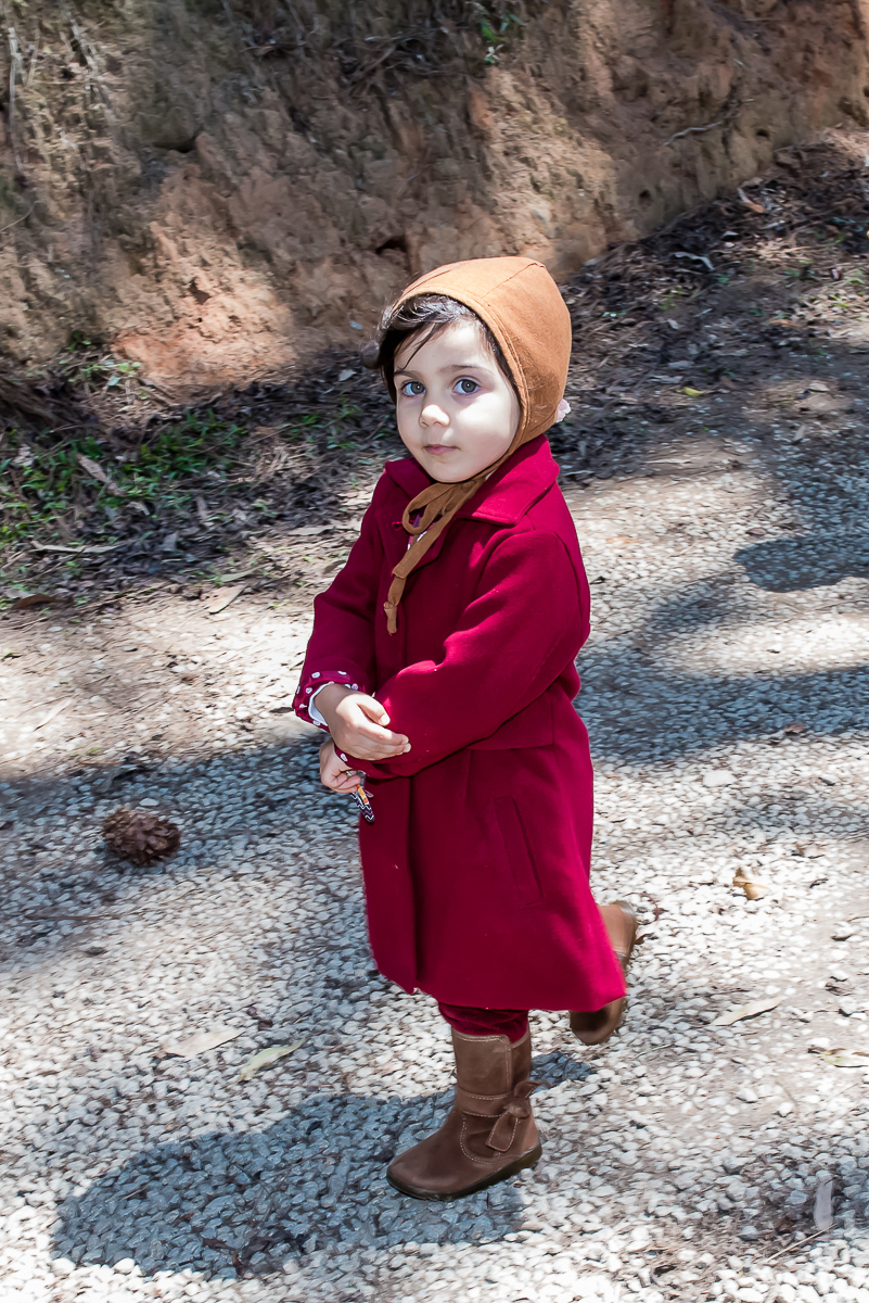 linda passeando no parque como uma chapeuzinho vermelho