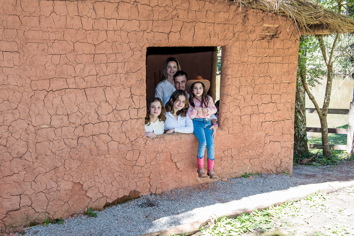 a família aproveita uma casinha de pau a pique para fazer fotos lindas