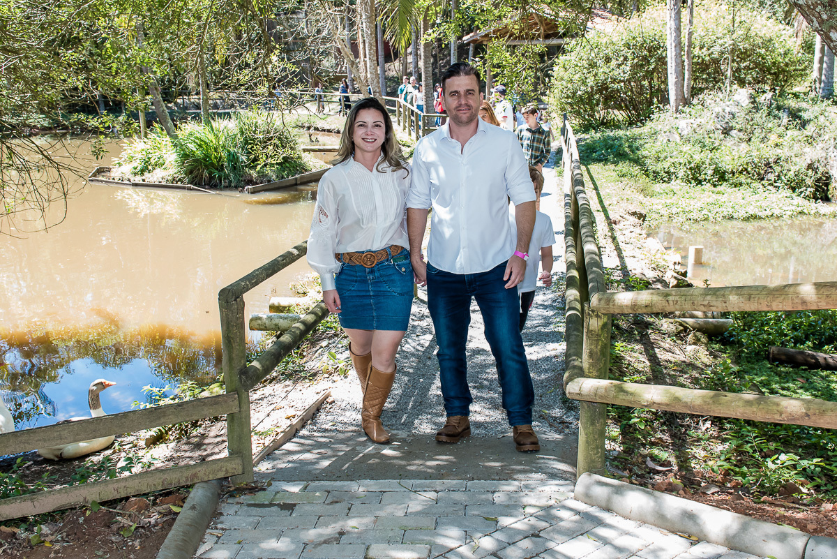 os pais de mirela estão passeando pelo buffet