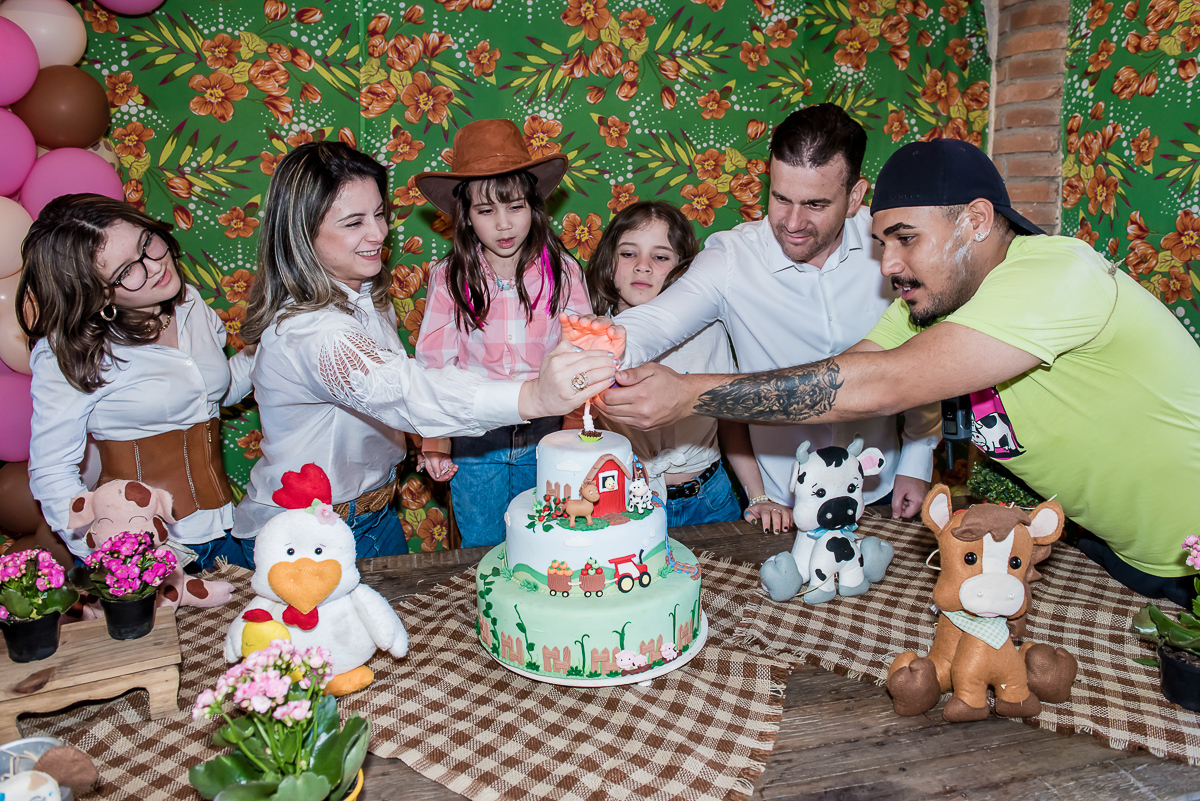 hora de todos se reunirem para cantar o parabéns