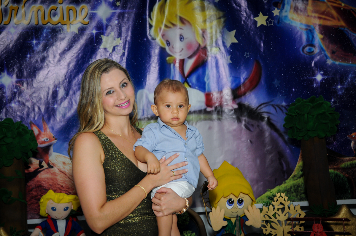 mãe e filho no Buffet Comics, festa infantil, aniversário de Matheus 1 ano, tema da festa O pequeno príncipe