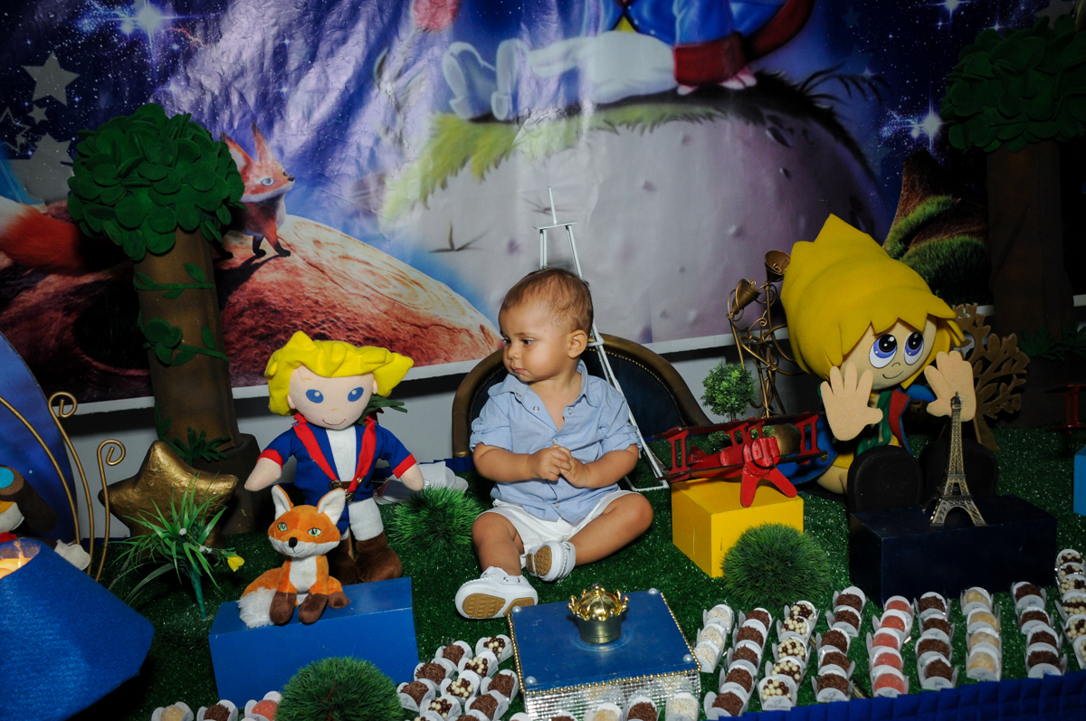 fotografia na mesa no Buffet Comics, festa infantil, aniversário de Matheus 1 ano, tema da festa O pequeno príncipe