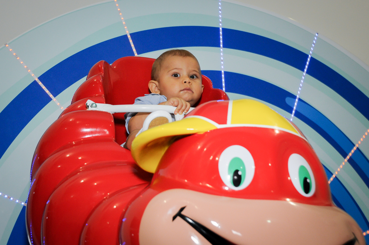brincando no carrossel no Buffet Comics, festa infantil, aniversário de Matheus 1 ano, tema da festa O pequeno príncipe