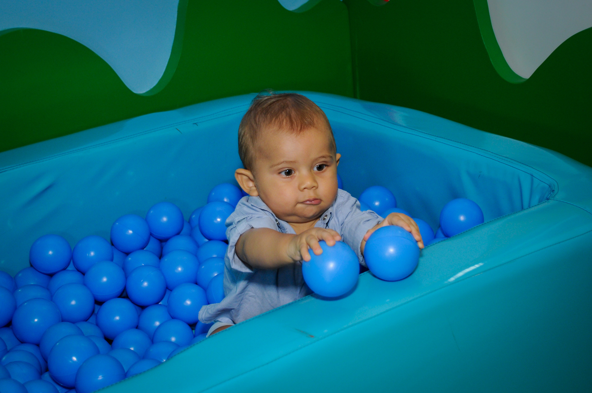 brincadeira na piscina de bolinha no Buffet Comics, festa infantil, aniversário de Matheus 1 ano, tema da festa O pequeno príncipe