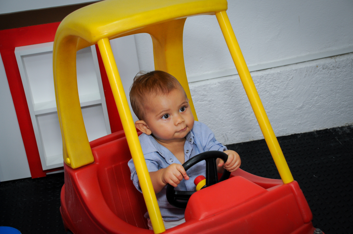 dirigindo no carrinho no Buffet Comics, festa infantil, aniversário de Matheus 1 ano, tema da festa O pequeno príncipe