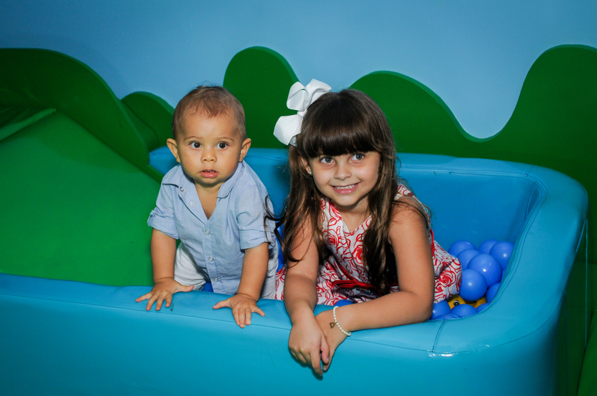 fotografia dos primos no Buffet Comics, festa infantil, aniversário de Matheus 1 ano, tema da festa O pequeno príncipe