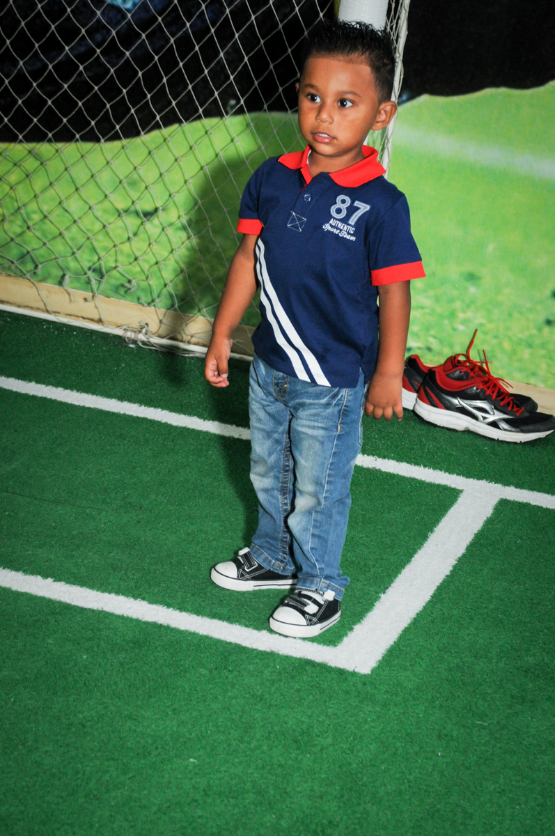 fazendo gol no jogo de futebol no Buffet Comics, festa infantil, aniversário de Matheus 1 ano, tema da festa O pequeno príncipe