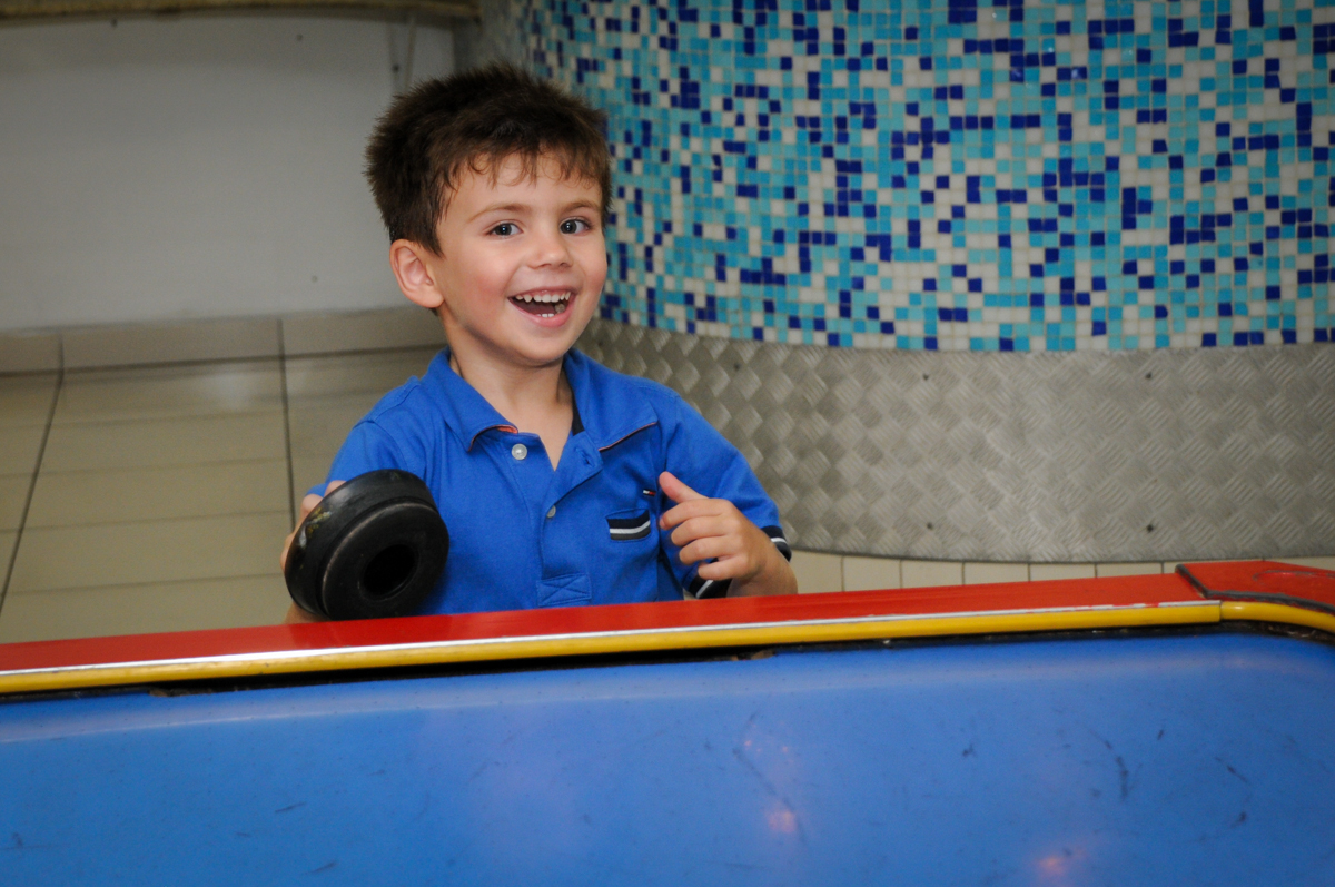 jogo de futebol de mesa no Buffet Comics, festa infantil, aniversário de Matheus 1 ano, tema da festa O pequeno príncipe
