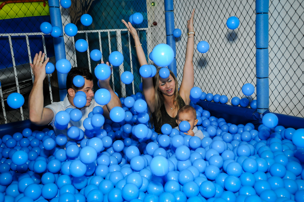 A família curte a piscina de bolinha no Buffet Comics, festa infantil, aniversário de Matheus 1 ano, tema da festa O pequeno príncipe