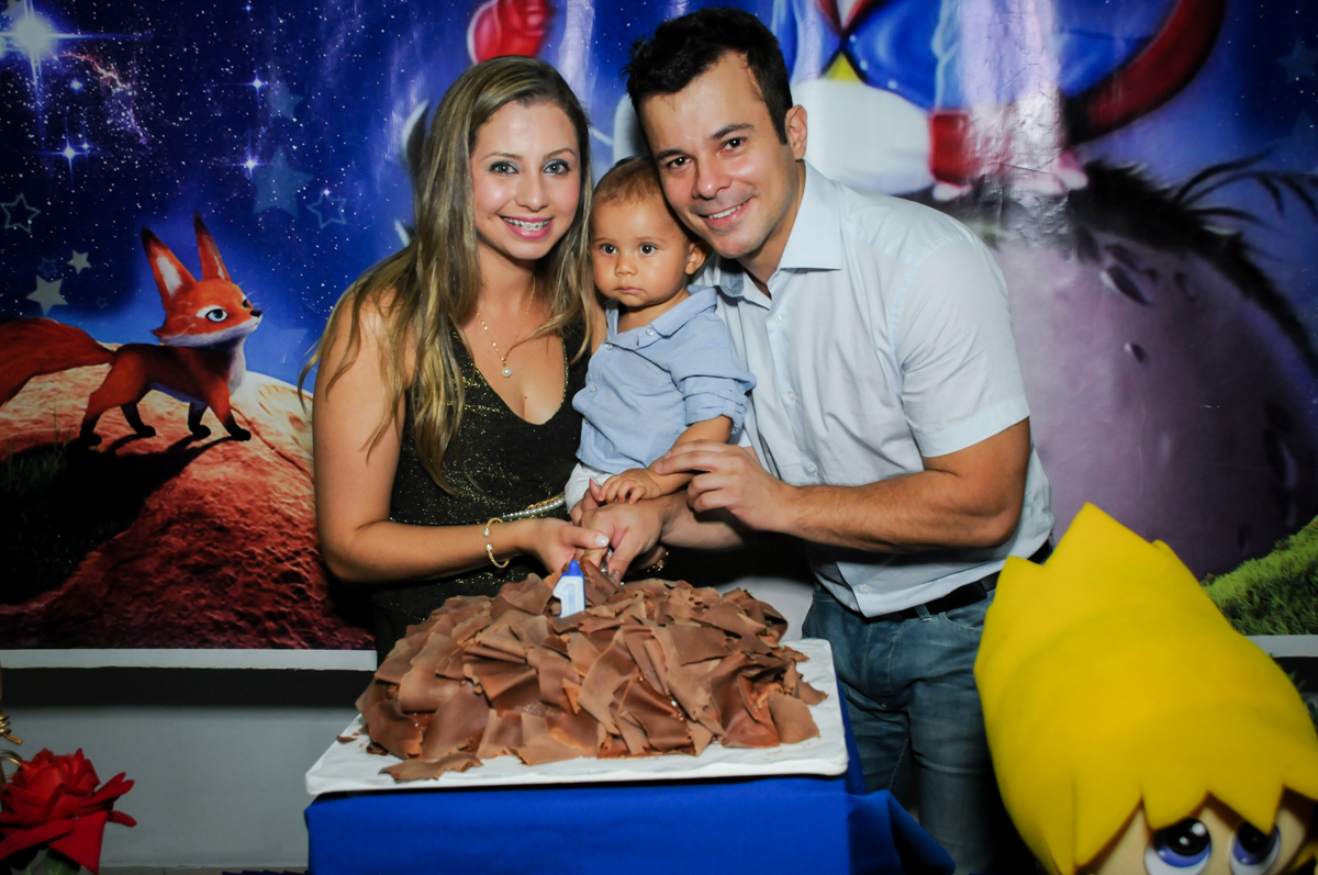 cortando o primeiro pedaço de bolo no Buffet Comics, festa infantil, aniversário de Matheus 1 ano, tema da festa O pequeno príncipe