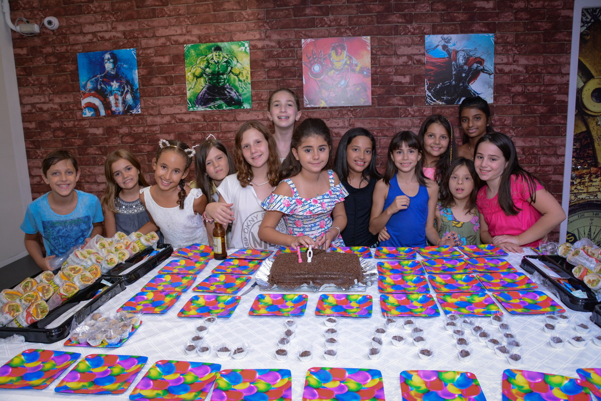 cortando o primeiro pedaço do bolo no Escape Home, Alphaville, São Paulo, Luana 10 anos
