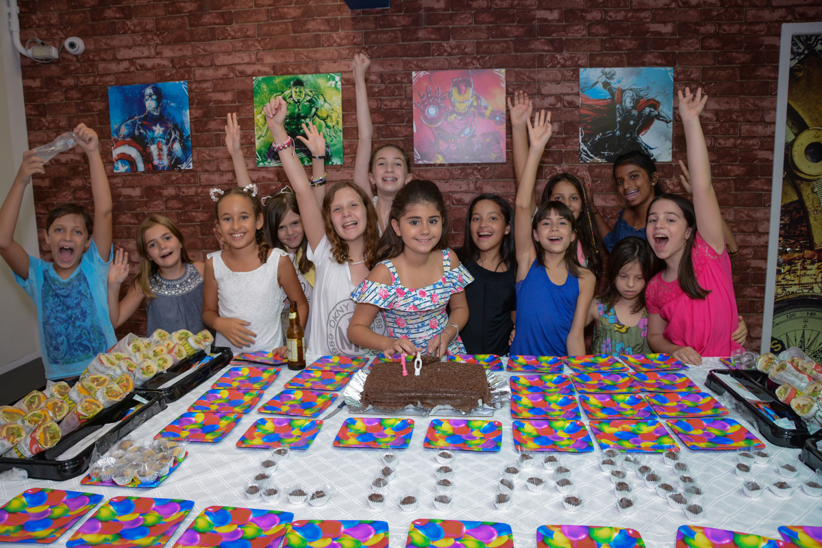 animação das amigas para a foto no Escape Home, Alphaville, São Paulo, Luana 10 anos