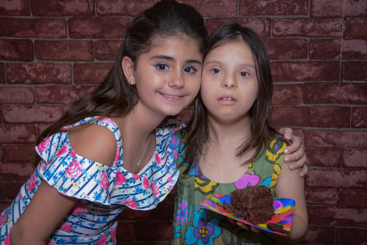 amiga preferida ganha o primeiro pedaço do bolo no Escape Home, Alphaville, São Paulo, Luana 10 anos