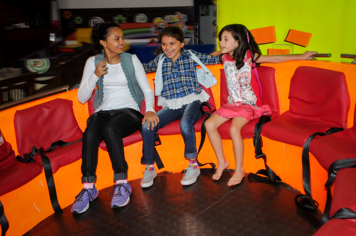 brincando no labamba no Festa infantil, Buffet Fábrica da Alegria, aniversário de Laínia 7 anos, tema da festa Monster High