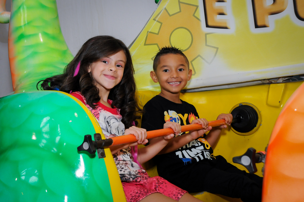 bagunça no barco vick no Festa infantil, Buffet Fábrica da Alegria, aniversário de Laínia 7 anos, tema da festa Monster High