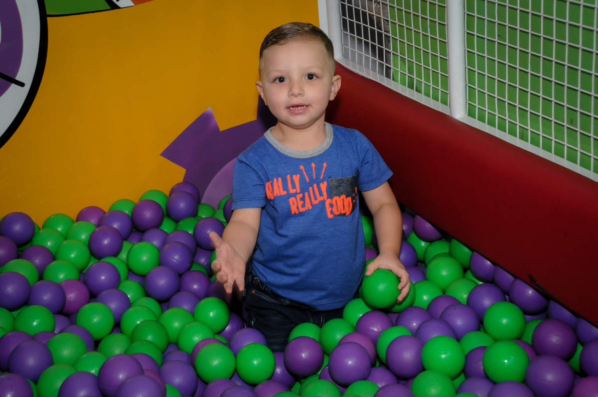muito bom brincar n piscina d bolinha no Festa infantil, Buffet Fábrica da Alegria, aniversário de Laínia 7 anos, tema da festa Monster High