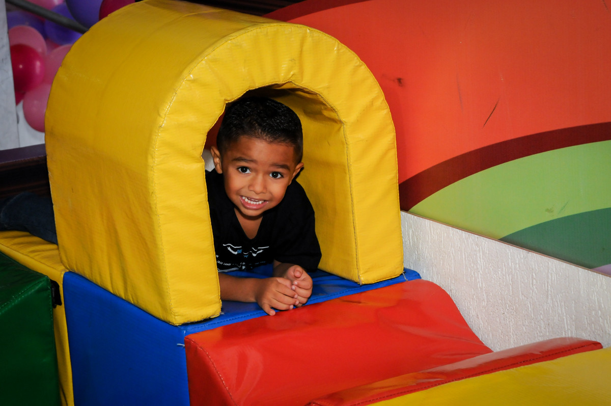 brincando na área baby no Festa infantil, Buffet Fábrica da Alegria, aniversário de Laínia 7 anos, tema da festa Monster High