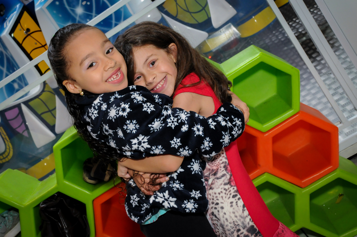 abraço gostoso na convidada no Festa infantil, Buffet Fábrica da Alegria, aniversário de Laínia 7 anos, tema da festa Monster High