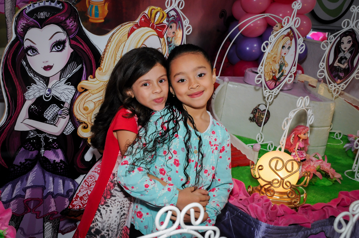 foto com a amiga na mesa decorada no Festa infantil, Buffet Fábrica da Alegria, aniversário de Laínia 7 anos, tema da festa Monster High