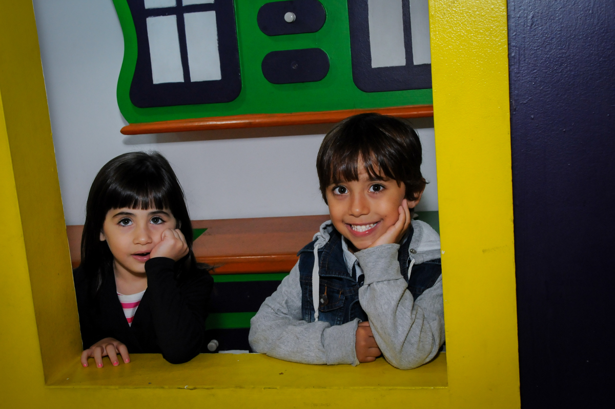 pose para a foto na casinha no Festa infantil, Buffet Fábrica da Alegria, aniversário de Laínia 7 anos, tema da festa Monster High