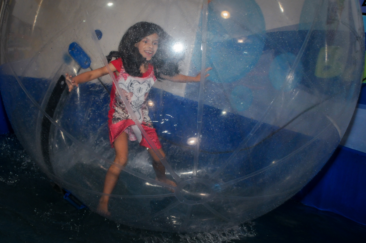 brincando na aqua bola no Festa infantil, Buffet Fábrica da Alegria, aniversário de Laínia 7 anos, tema da festa Monster High