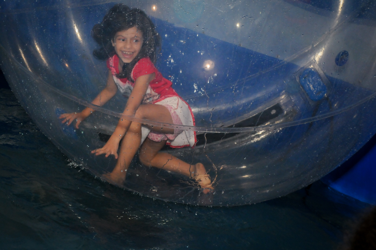 diversão na aqua bola no Festa infantil, Buffet Fábrica da Alegria, aniversário de Laínia 7 anos, tema da festa Monster High
