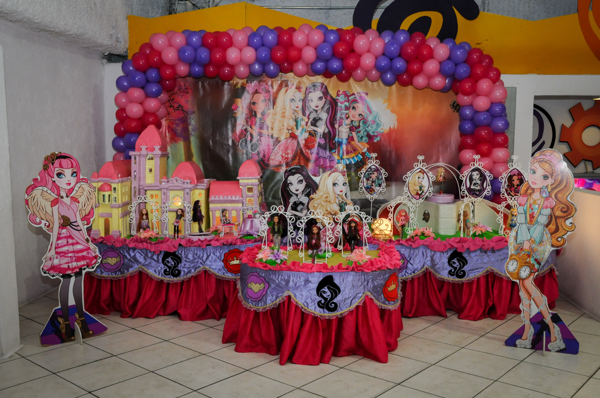 mesa temática no Festa infantil, Buffet Fábrica da Alegria, aniversário de Laínia 7 anos, tema da festa Monster High