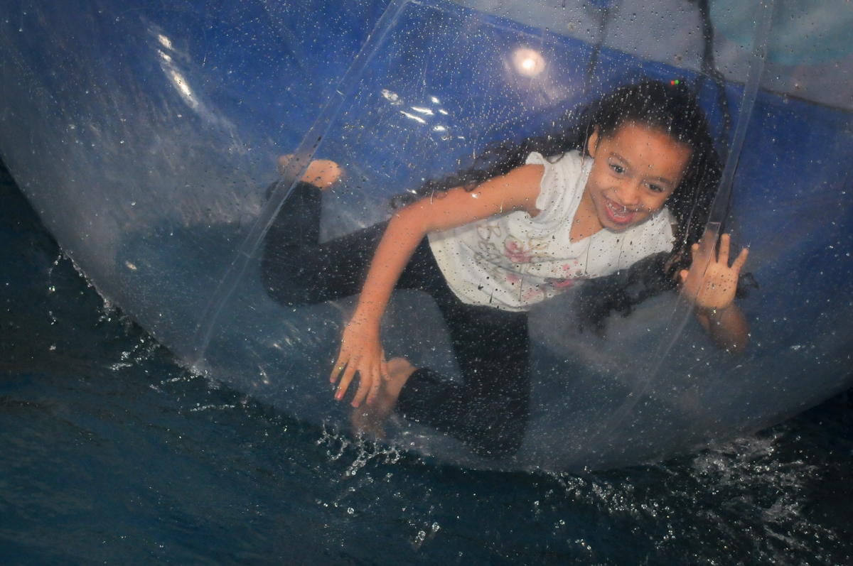 mais brincadeira no aqua bol no Festa infantil, Buffet Fábrica da Alegria, aniversário de Laínia 7 anos, tema da festa Monster High