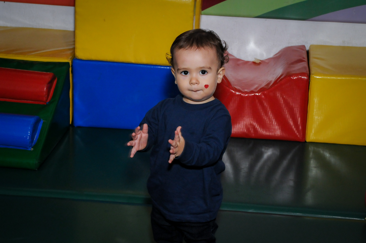 A bebê brinca na área baby no Festa infantil, Buffet Fábrica da Alegria, aniversário de Laínia 7 anos, tema da festa Monster High