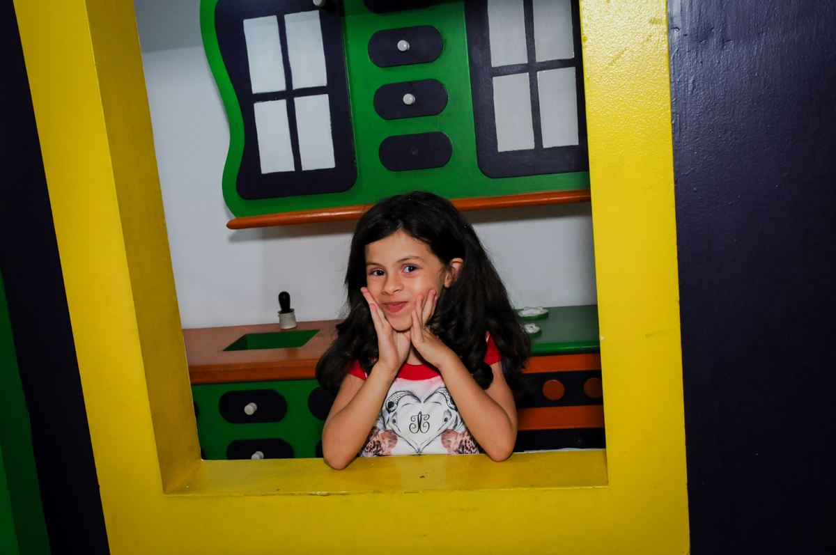 aniversariante é fotografada n casinha no Festa infantil, Buffet Fábrica da Alegria, aniversário de Laínia 7 anos, tema da festa Monster High