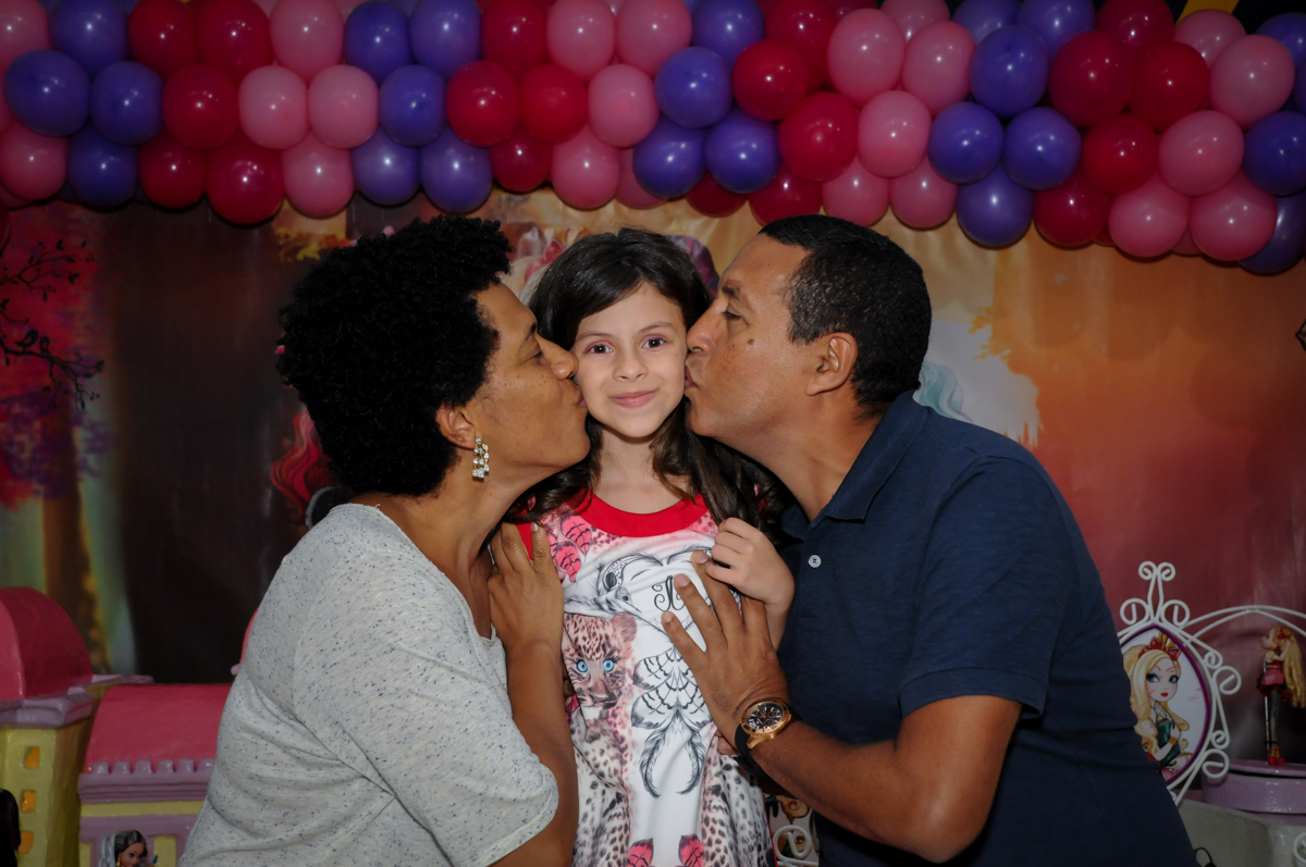 beijo sanduiche na mesa decorada no Festa infantil, Buffet Fábrica da Alegria, aniversário de Laínia 7 anos, tema da festa Monster High