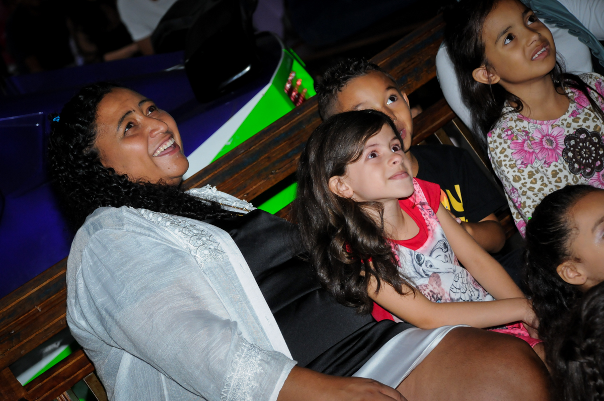 assistindo a retrospectiva no Festa infantil, Buffet Fábrica da Alegria, aniversário de Laínia 7 anos, tema da festa Monster High