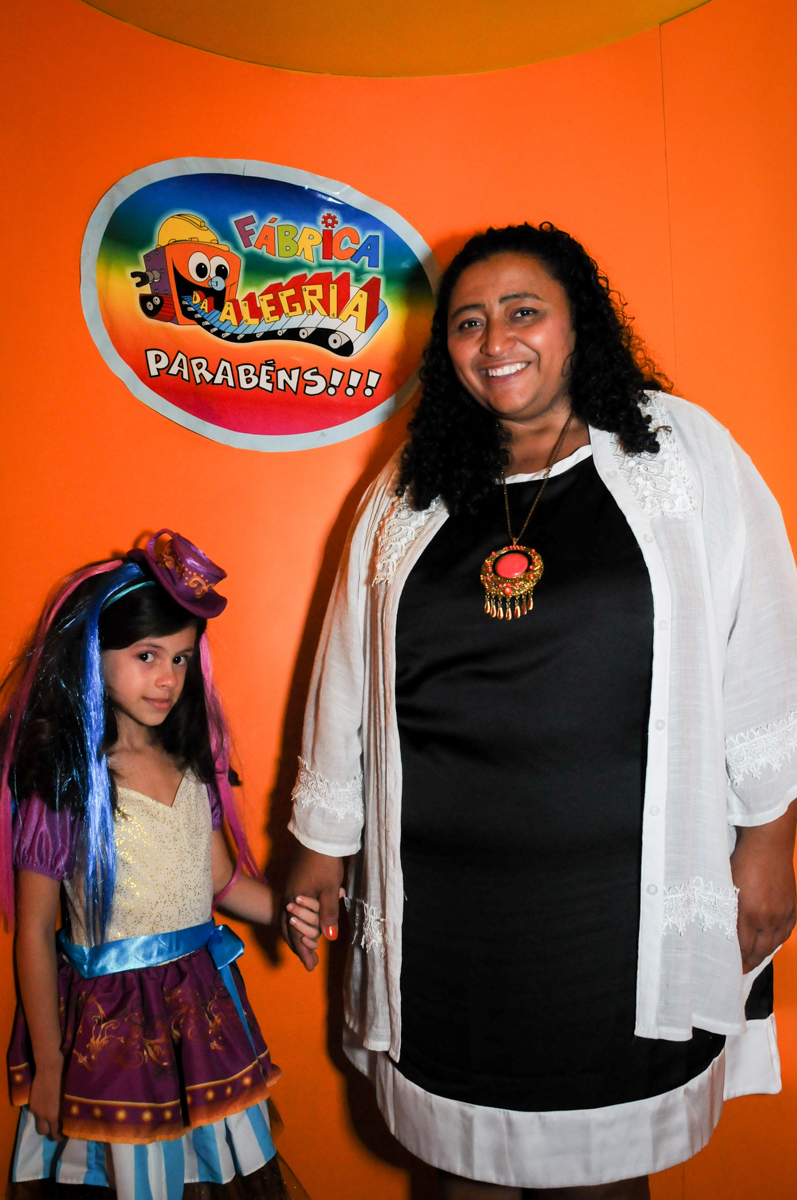 saindo da máquina do parabéns no Festa infantil, Buffet Fábrica da Alegria, aniversário de Laínia 7 anos, tema da festa Monster High