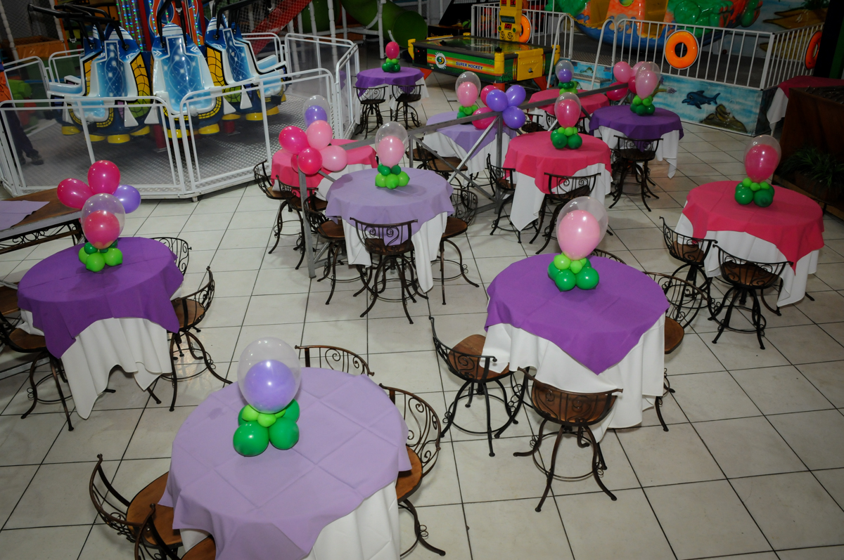 mesas decoradas com bexigas no Festa infantil, Buffet Fábrica da Alegria, aniversário de Laínia 7 anos, tema da festa Monster High