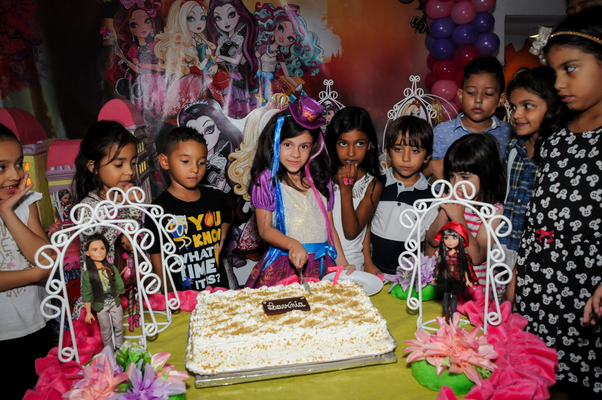 cortando o primeiro pedaço de bolo no Festa infantil, Buffet Fábrica da Alegria, aniversário de Laínia 7 anos, tema da festa Monster High