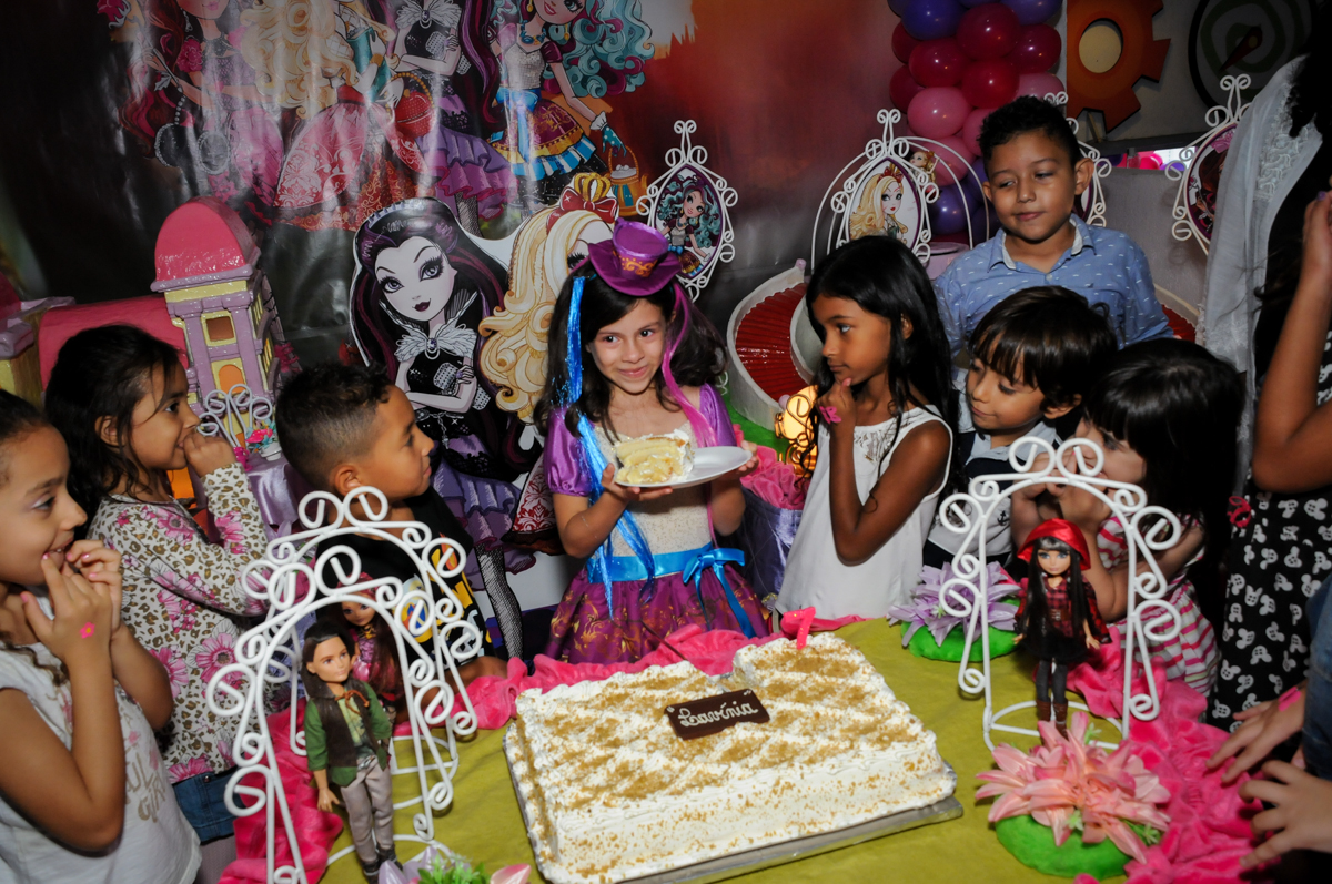 quem recebe o primeiro pedaço de bolo no Festa infantil, Buffet Fábrica da Alegria, aniversário de Laínia 7 anos, tema da festa Monster High